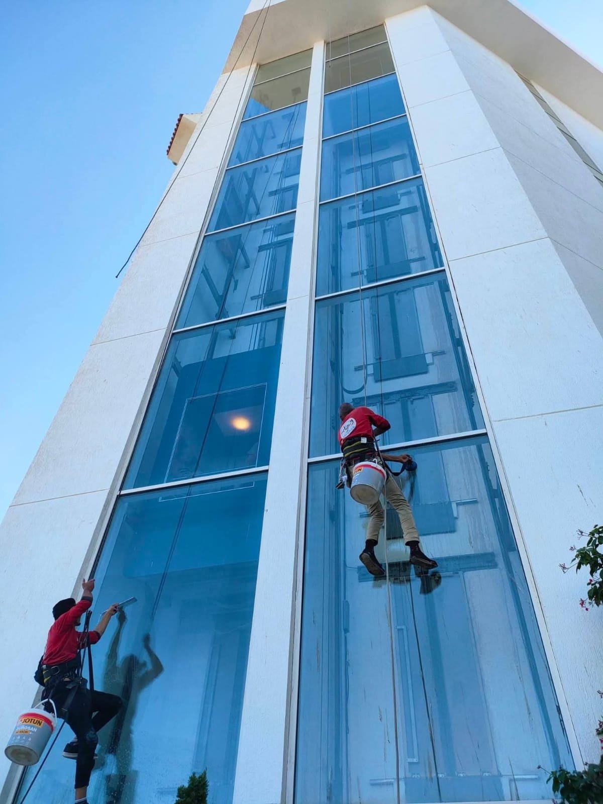 تنظيف واجهات الأبراج في الرياض باستخدام Rope Access